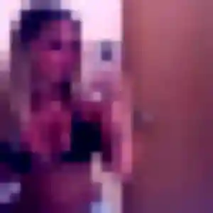 Xénia, 22 ans, connectée à Baie-Mahault pour un plan cul