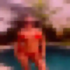 Akinyi, 36 ans, connectée à Mont-Saint-Éloi pour une rencontre coquine
