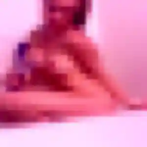 Adwoa, 27 ans, connectée à Poulainville pour une rencontre coquine