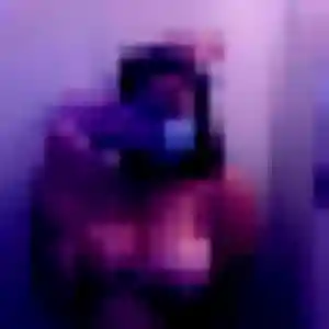 Adaeze, 22 ans, connectée à Saint-Jean-de-Soudain pour une rencontre coquine