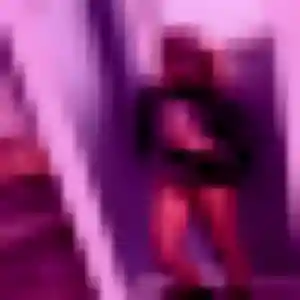 Charmante Esi, 34 ans à Saint-Mamet-la-Salvetat - voir sa photo